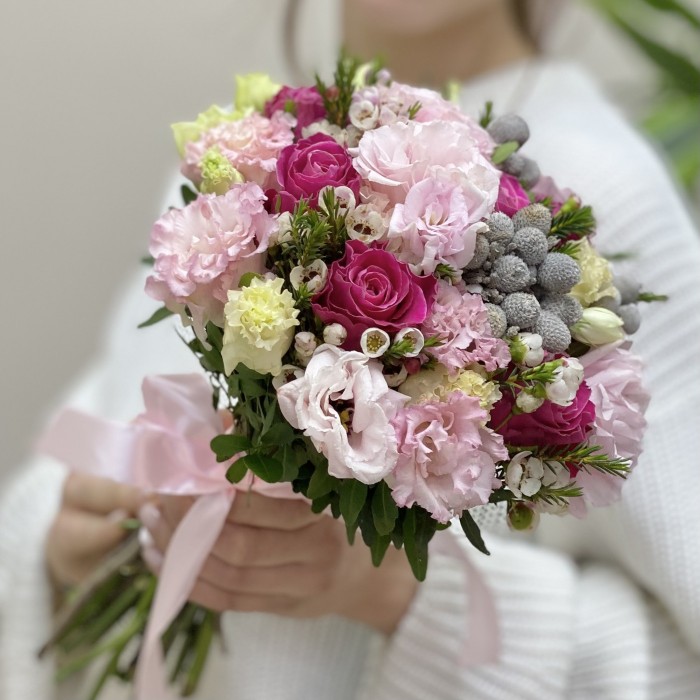Букет невесты с эустомой и розами Мон Амур