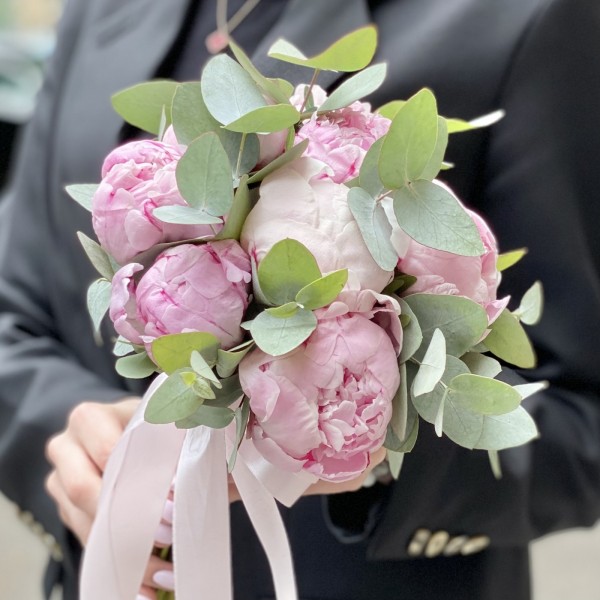 Букет невесты из пионов и эвкалипта Нежность
