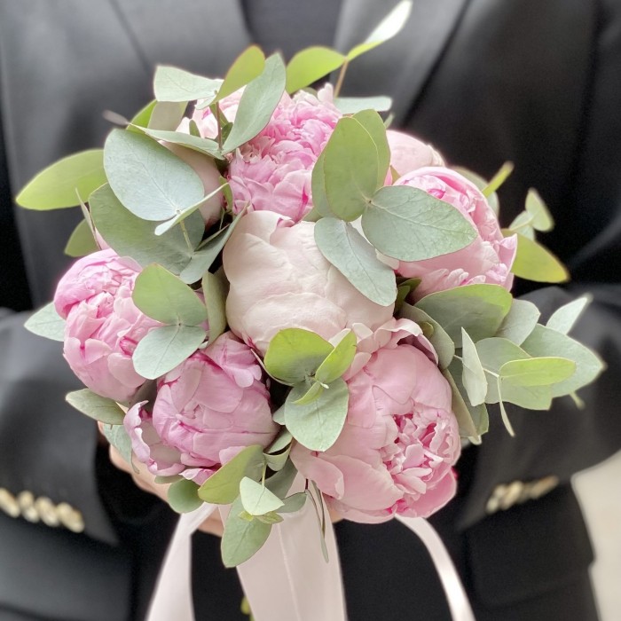 Букет невесты из пионов и эвкалипта Нежность