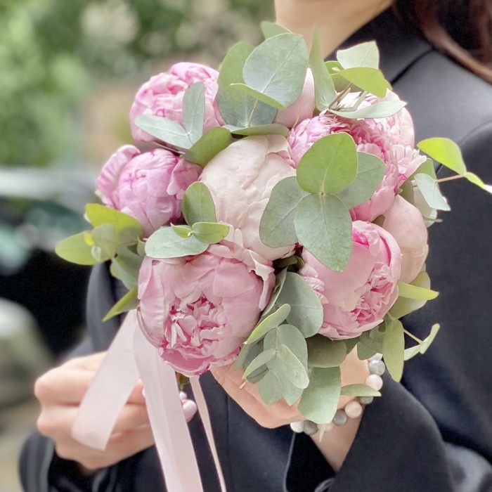 Букет невесты из пионов и эвкалипта Нежность