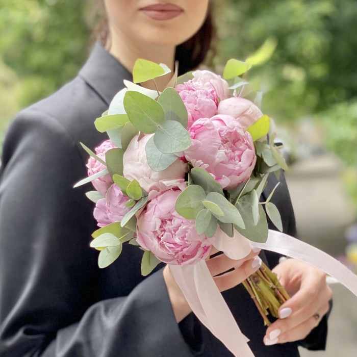 Букет невесты из пионов и эвкалипта Нежность