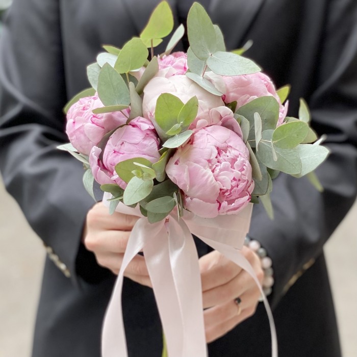 Букет невесты из пионов и эвкалипта Нежность