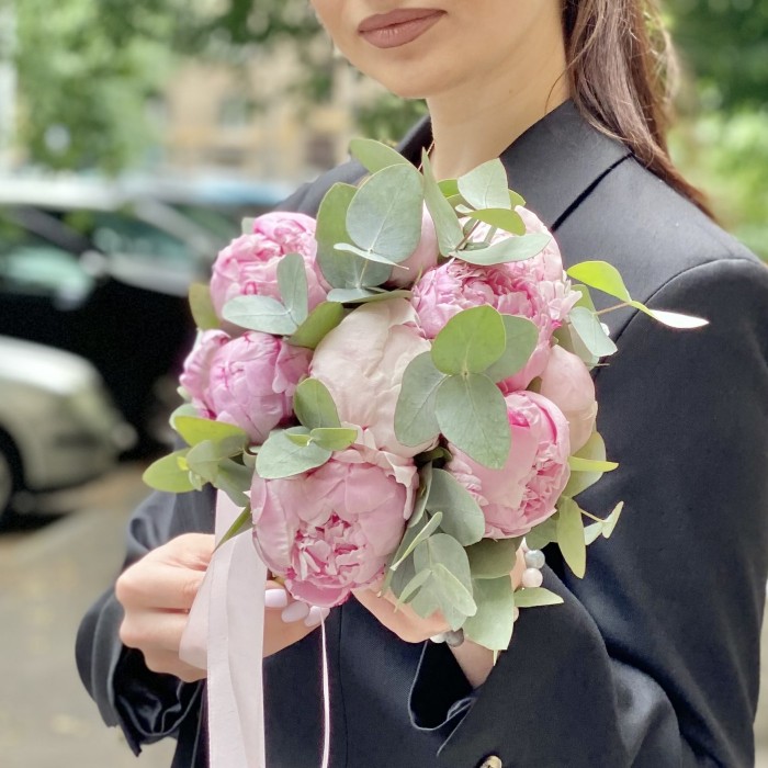 Букет невесты из пионов и эвкалипта Нежность