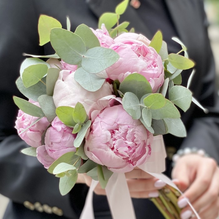 Букет невесты из пионов и эвкалипта Нежность