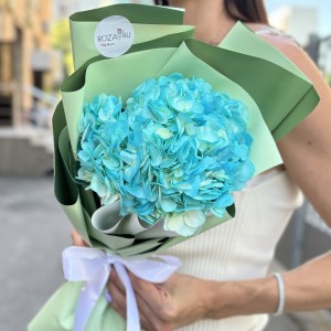Букет с голубой гортензией