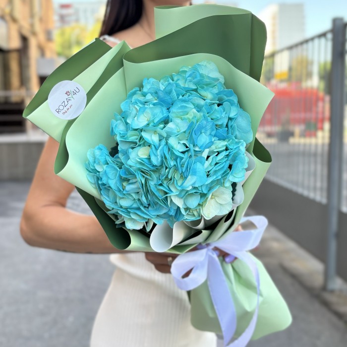 Букет с голубой гортензией