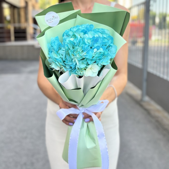 Букет с голубой гортензией