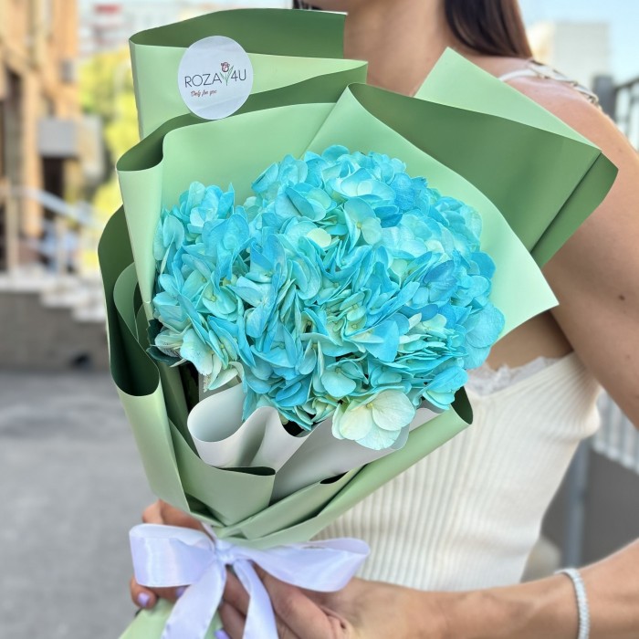 Букет с голубой гортензией