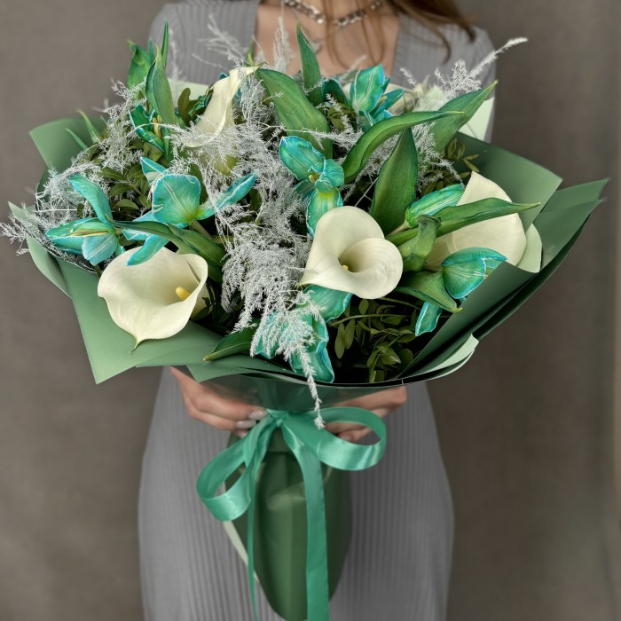 Букет с каллами и тюльпанами Тайна Сириуса