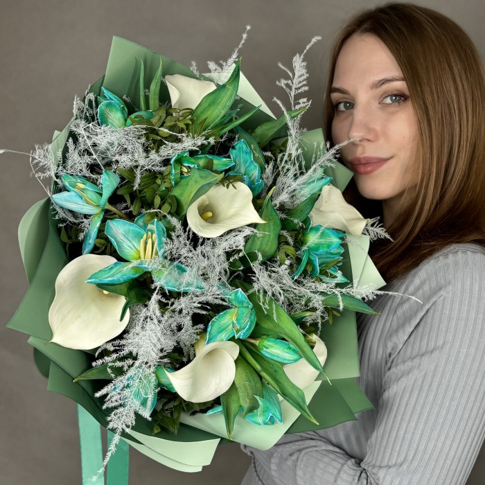 Букет с каллами и тюльпанами Тайна Сириуса