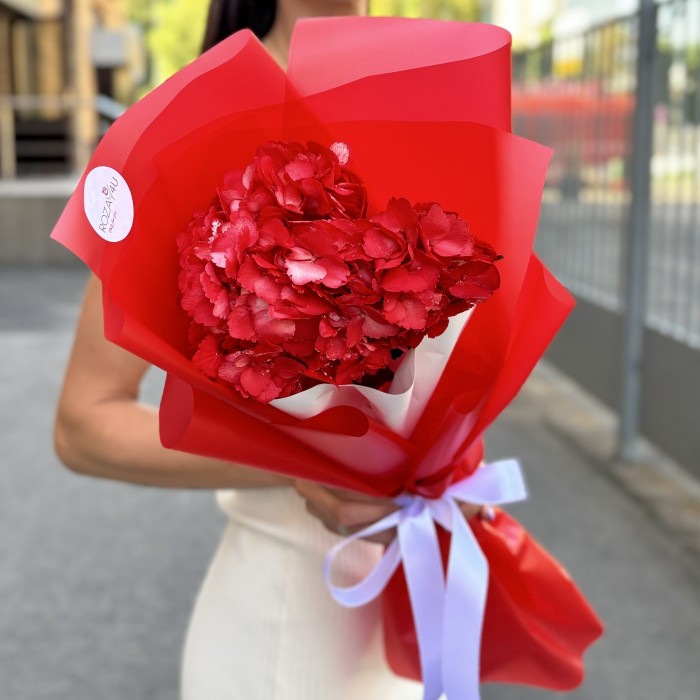Букет с красной гортензией