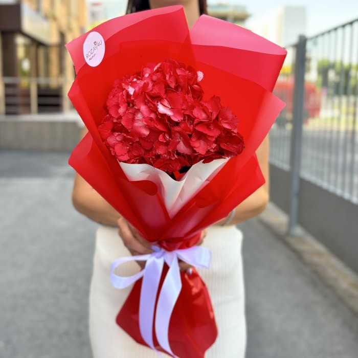 Букет с красной гортензией