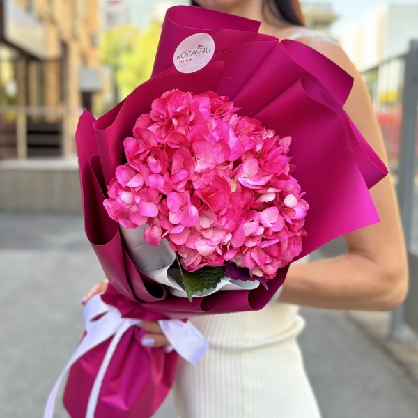 Букет с малиновой гортензией