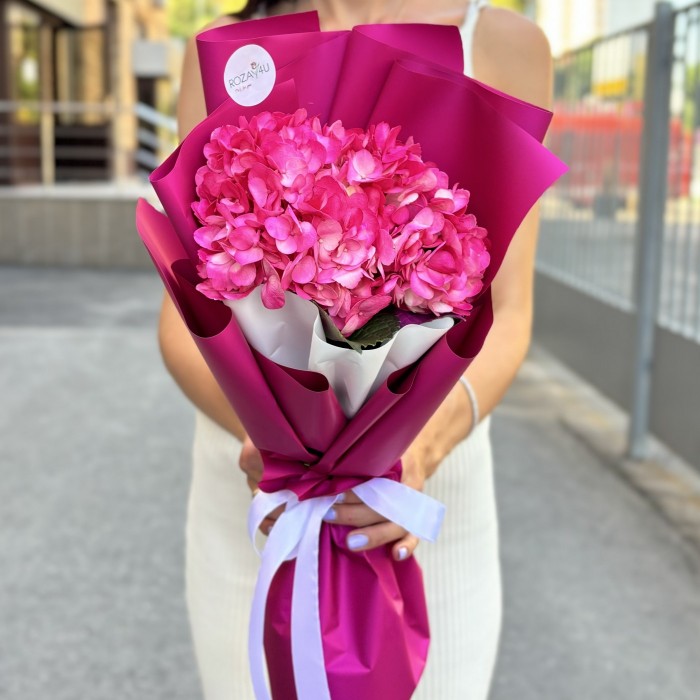 Букет с малиновой гортензией