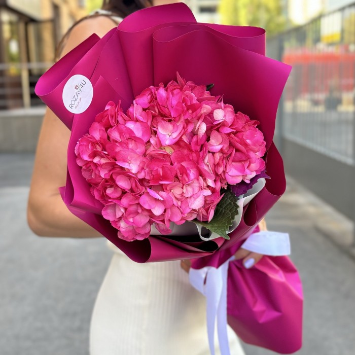 Букет с малиновой гортензией