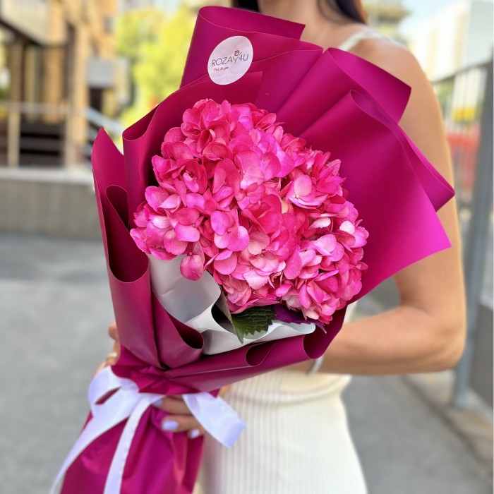 Букет с малиновой гортензией