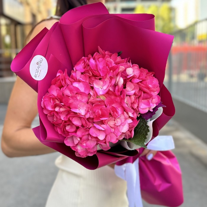 Букет с малиновой гортензией