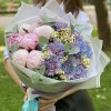 Букет с пионами и диантусами Цветочное облако