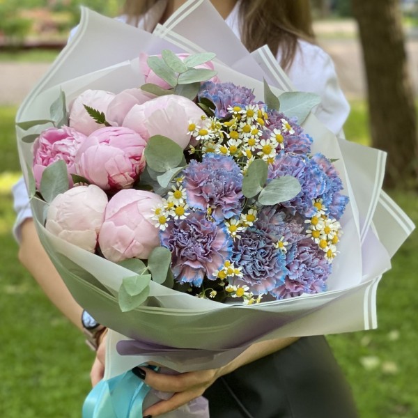 Букет с пионами и диантусами Цветочное облако