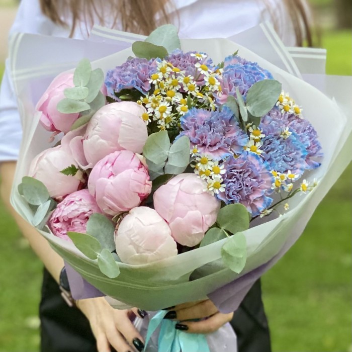 Букет с пионами и диантусами Цветочное облако