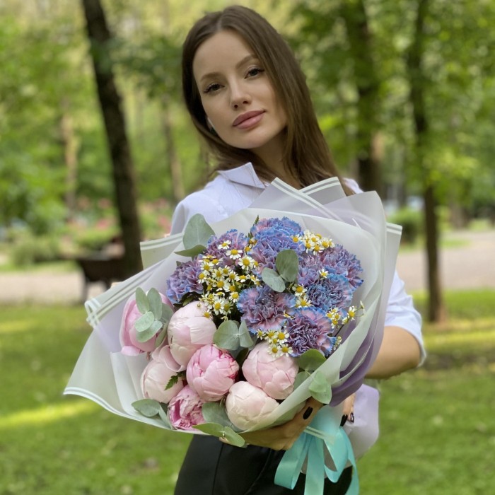 Букет с пионами и диантусами Цветочное облако