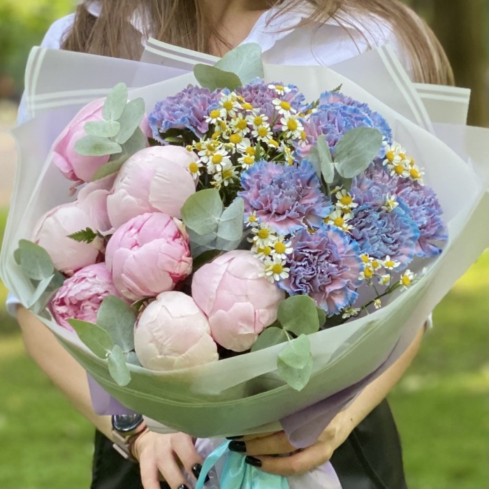 Букет с пионами и диантусами Цветочное облако