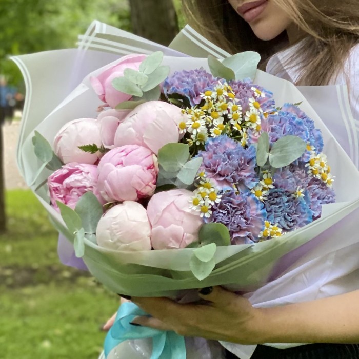 Букет с пионами и диантусами Цветочное облако