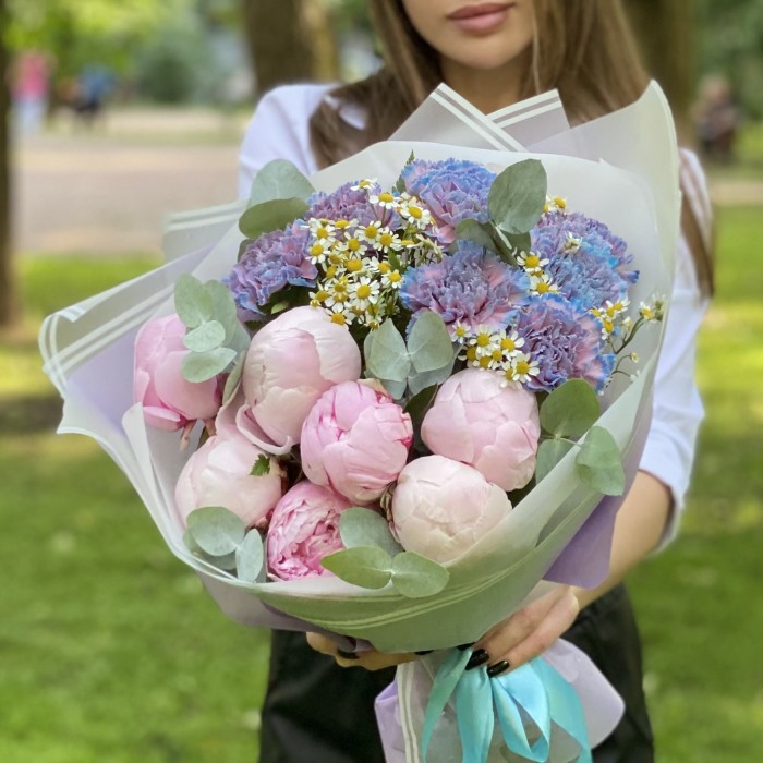 Букет с пионами и диантусами Цветочное облако
