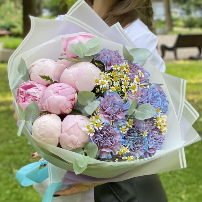 Букет с пионами и диантусами Цветочное облако