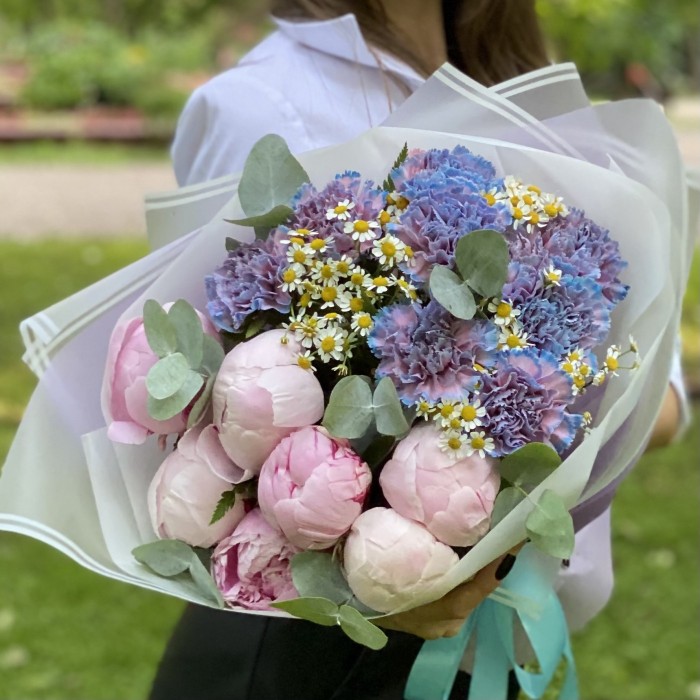 Букет с пионами и диантусами Цветочное облако