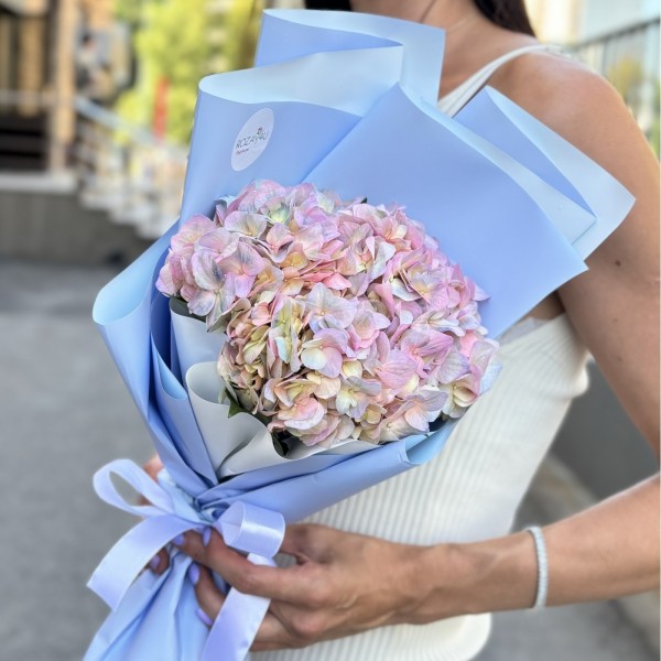 Букет с радужной гортензией