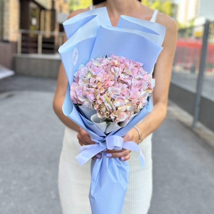 Букет с радужной гортензией