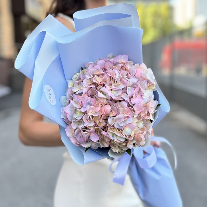 Букет с радужной гортензией