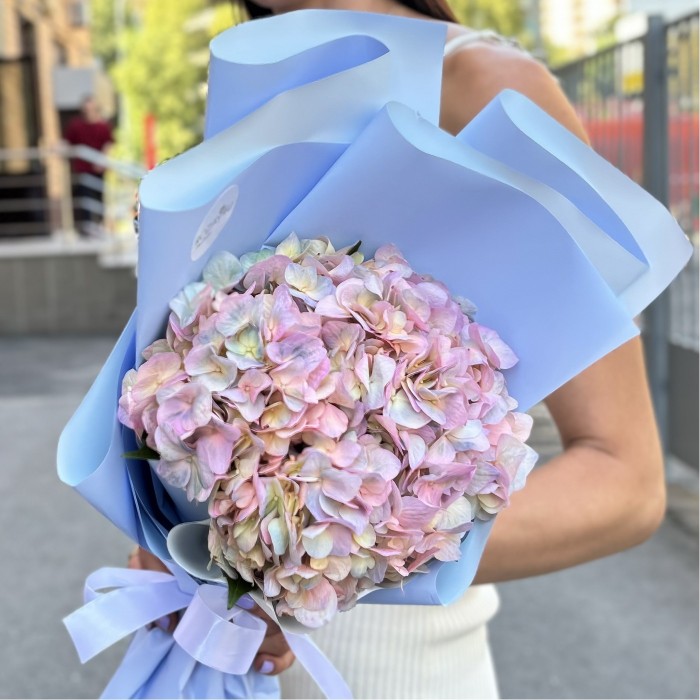 Букет с радужной гортензией