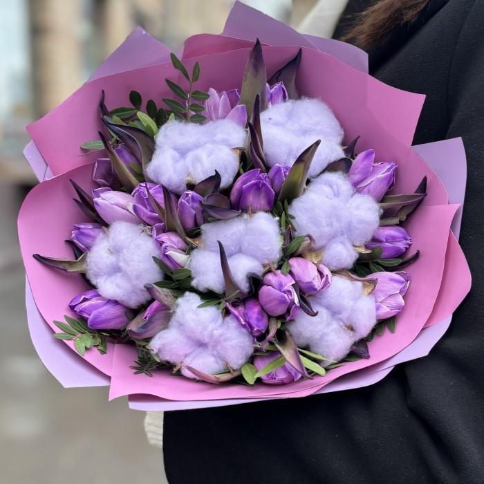 Букет с тюльпанами и хлопком Пурпурное облако