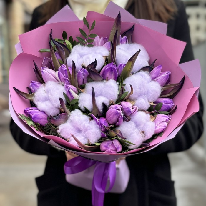 Букет с тюльпанами и хлопком Пурпурное облако