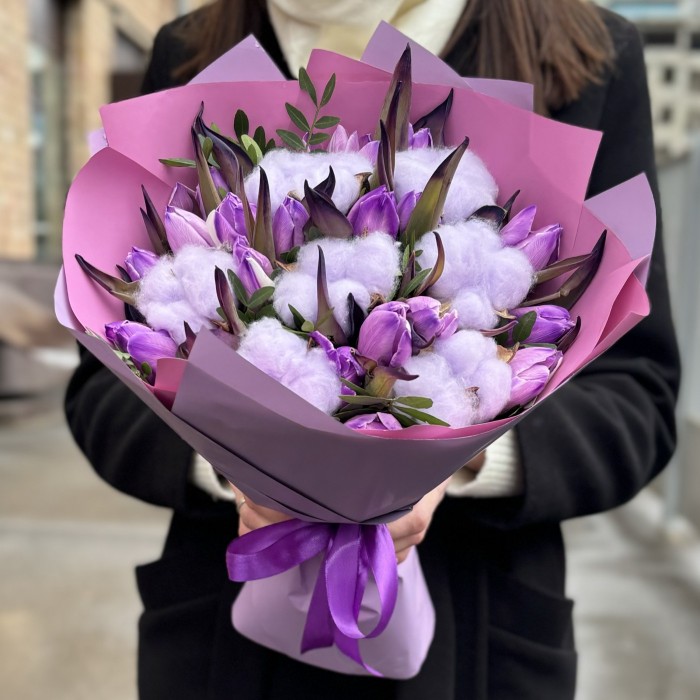 Букет с тюльпанами и хлопком Пурпурное облако