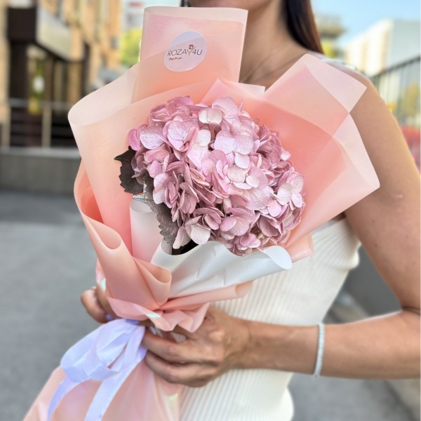 Букет с жемчужно-розовой гортензией