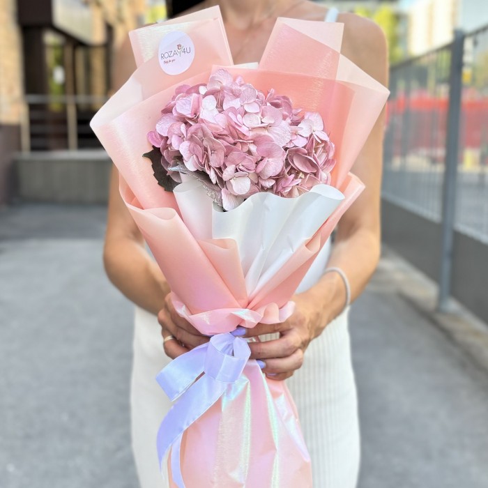 Букет с жемчужно-розовой гортензией