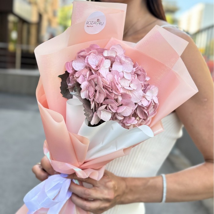 Букет с жемчужно-розовой гортензией