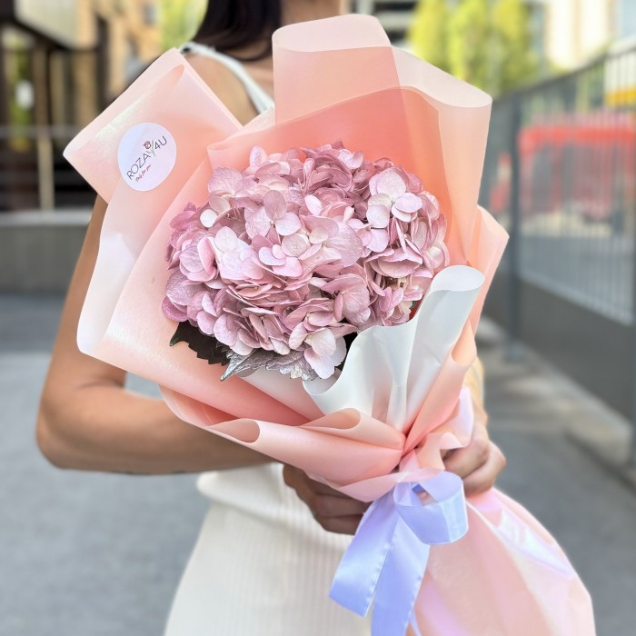 Букет с жемчужно-розовой гортензией