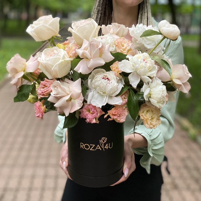 Композиция в коробке с пионами и розами