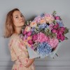 Букет с гортензией и розами