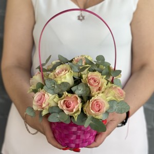 11 роз Топ-гир с эвкалиптом в корзине