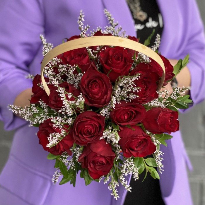 17 красных роз в корзине