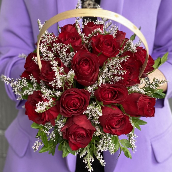 17 красных роз в корзине