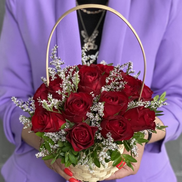 17 красных роз в корзине
