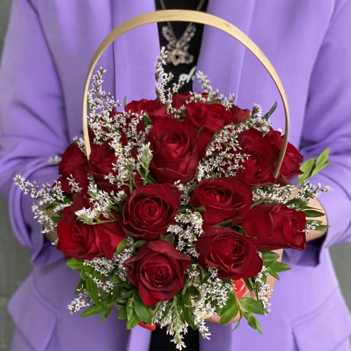 17 красных роз в корзине