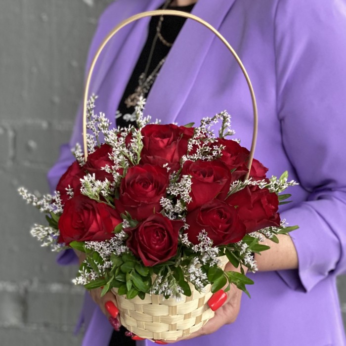 17 красных роз в корзине
