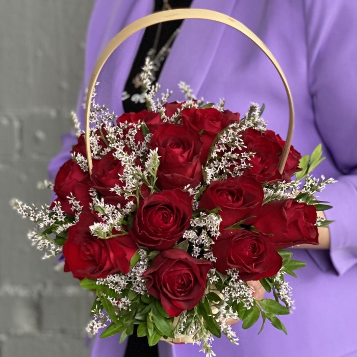 17 красных роз в корзине